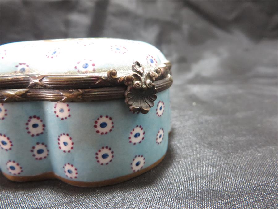 A small handpainted porcelain pot with hinged lid, Sevres style markings to base for 1754/5 - Image 5 of 10