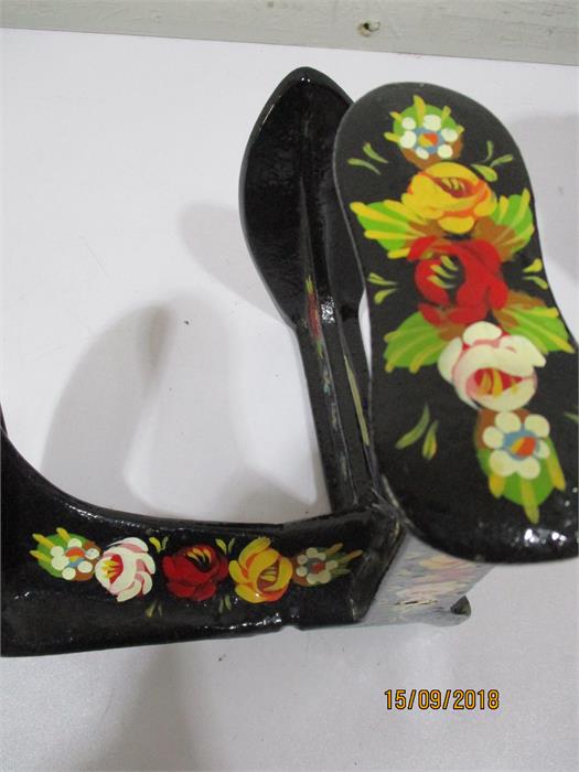 A set of vintage scales along with a hand painted "Bargeware" style shoe last - Image 5 of 5