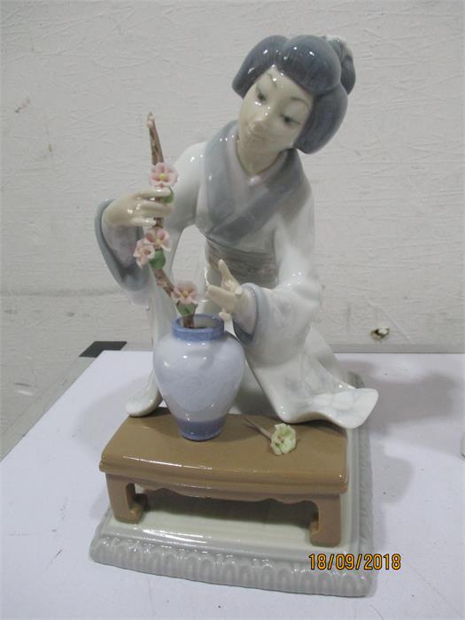 Two Lladro figures, a kneeling Geisha girl and a young girl standing- both have 1 finger broken - Image 2 of 8