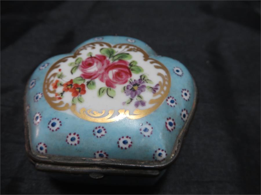 A small handpainted porcelain pot with hinged lid, Sevres style markings to base for 1754/5 - Image 3 of 10