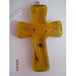 A vintage amber coloured cross, 7.4 cm x 5 cm