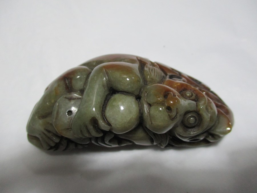 A Jade carving of a monkey - Image 2 of 2