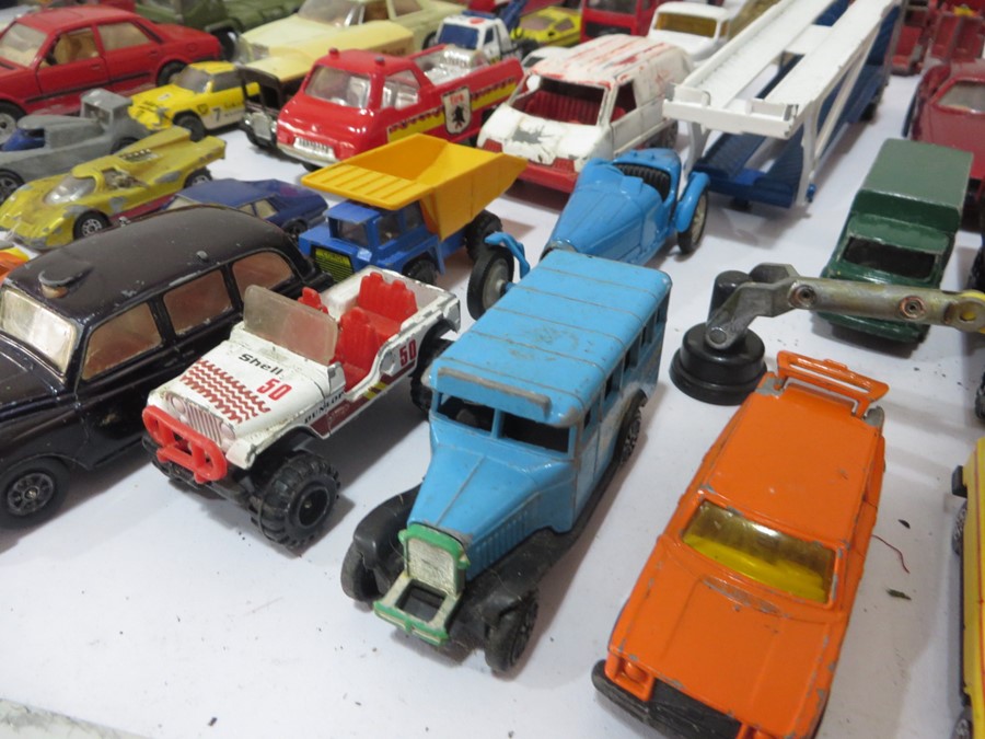 A quantity of Corgi and Dinky die cast cars etc - Image 19 of 27