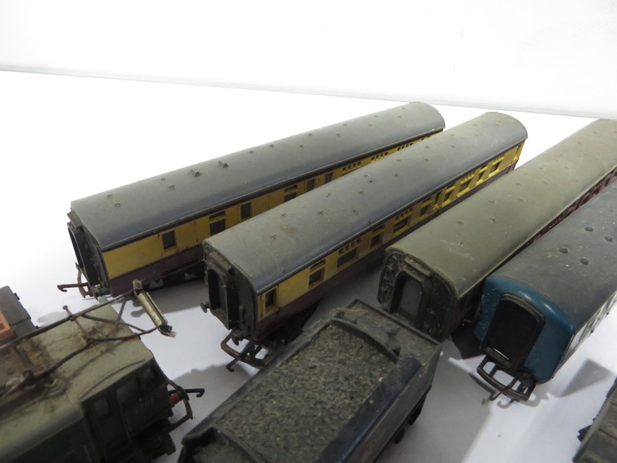 A quantity of Tri-Ang locomotives, carriages etc along with a quantity of various track - Image 8 of 10