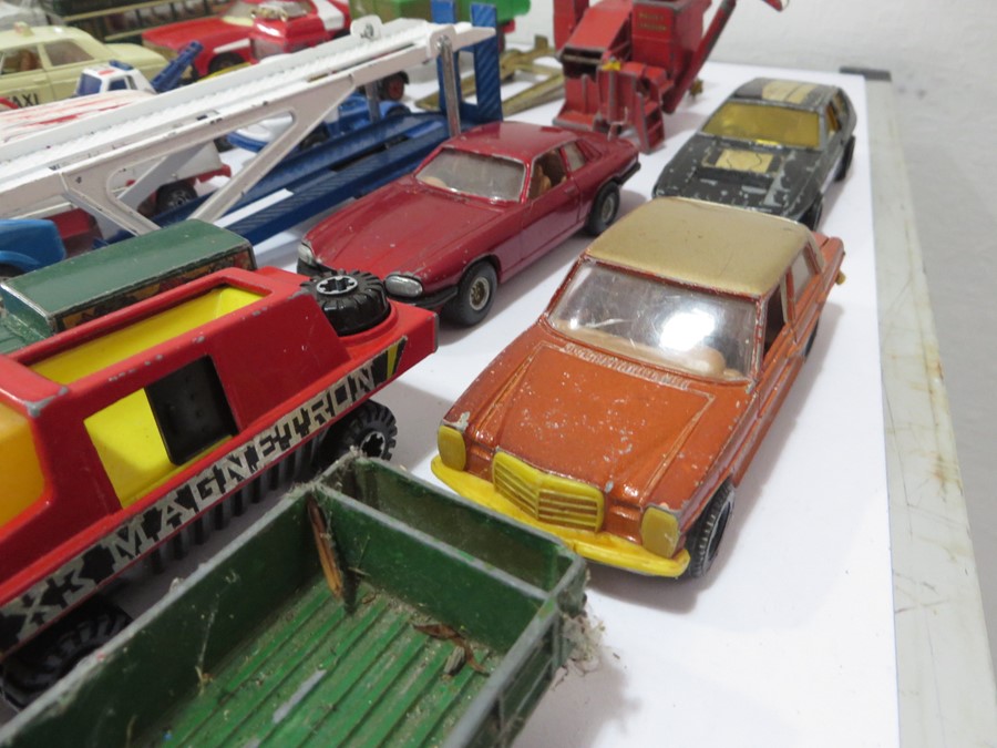 A quantity of Corgi and Dinky die cast cars etc - Image 17 of 27
