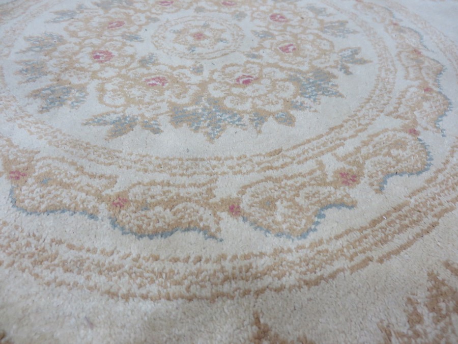 A cream ground rug 165cm x 125cm - Image 3 of 9