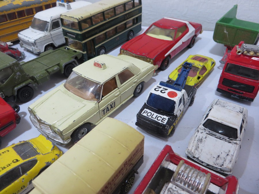 A quantity of Corgi and Dinky die cast cars etc - Image 23 of 27