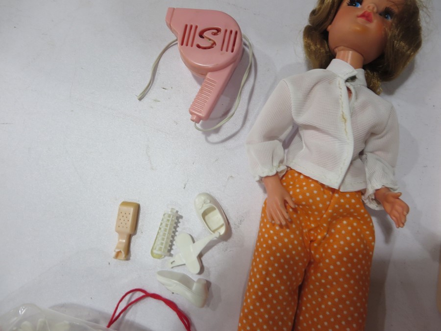 A vintage Sindy doll and vanity unit A/F - Image 7 of 8