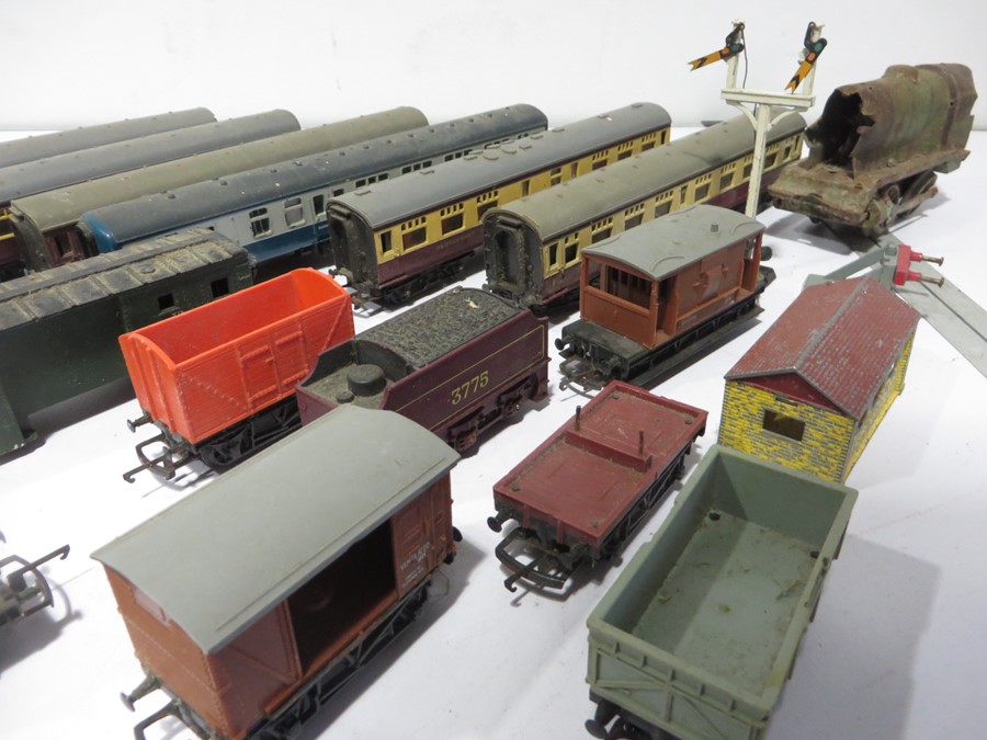 A quantity of Tri-Ang locomotives, carriages etc along with a quantity of various track - Image 5 of 10