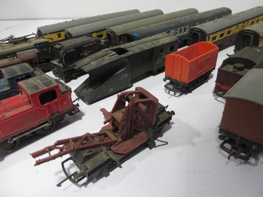 A quantity of Tri-Ang locomotives, carriages etc along with a quantity of various track - Image 4 of 10