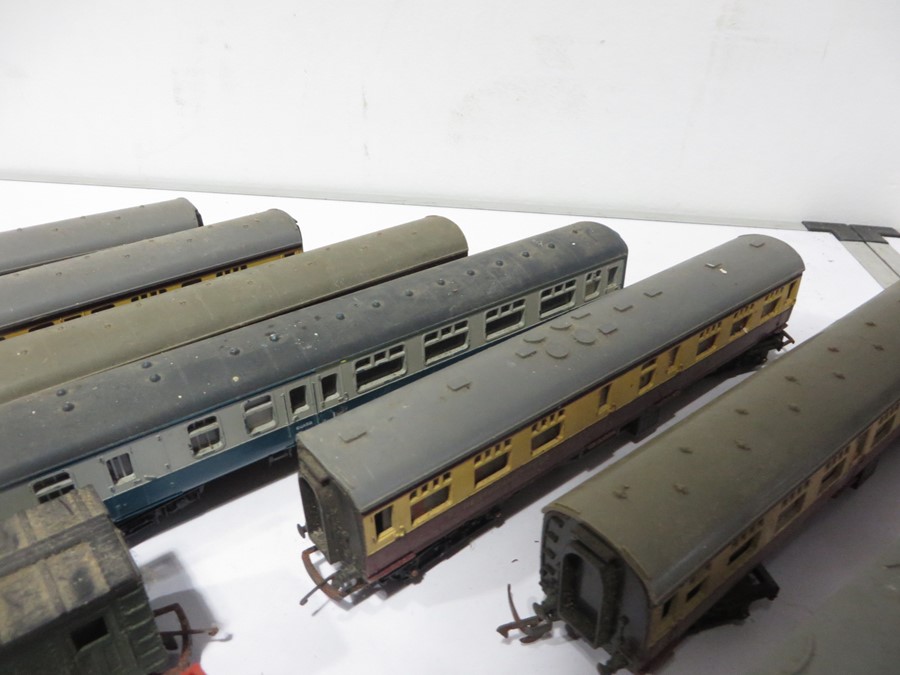 A quantity of Tri-Ang locomotives, carriages etc along with a quantity of various track - Image 7 of 10