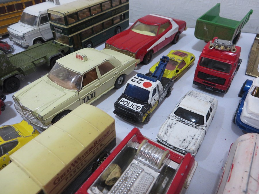 A quantity of Corgi and Dinky die cast cars etc - Image 15 of 27