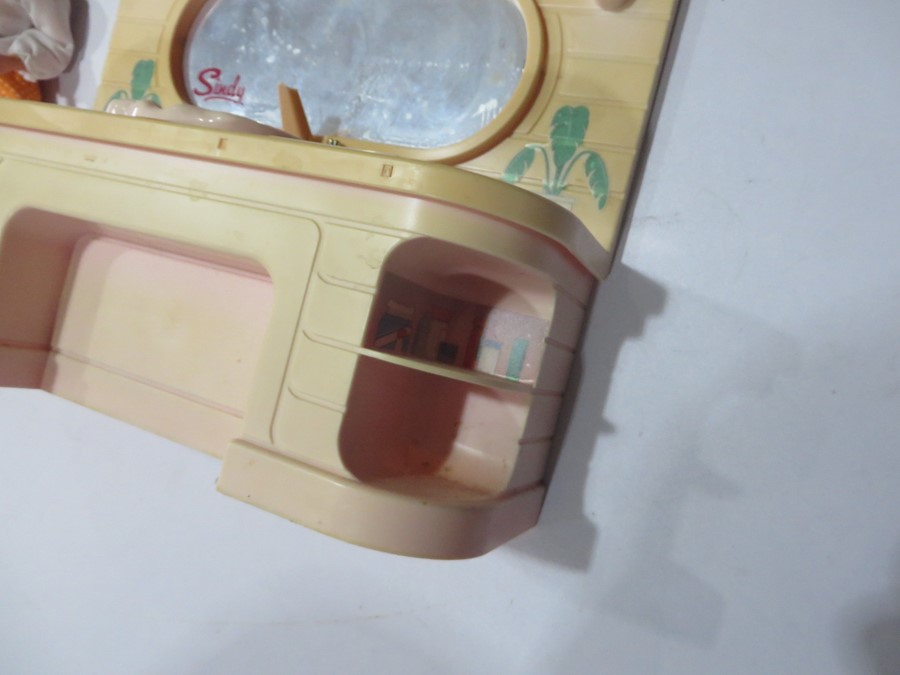 A vintage Sindy doll and vanity unit A/F - Image 4 of 8