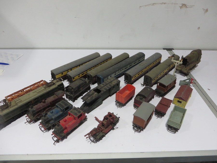 A quantity of Tri-Ang locomotives, carriages etc along with a quantity of various track