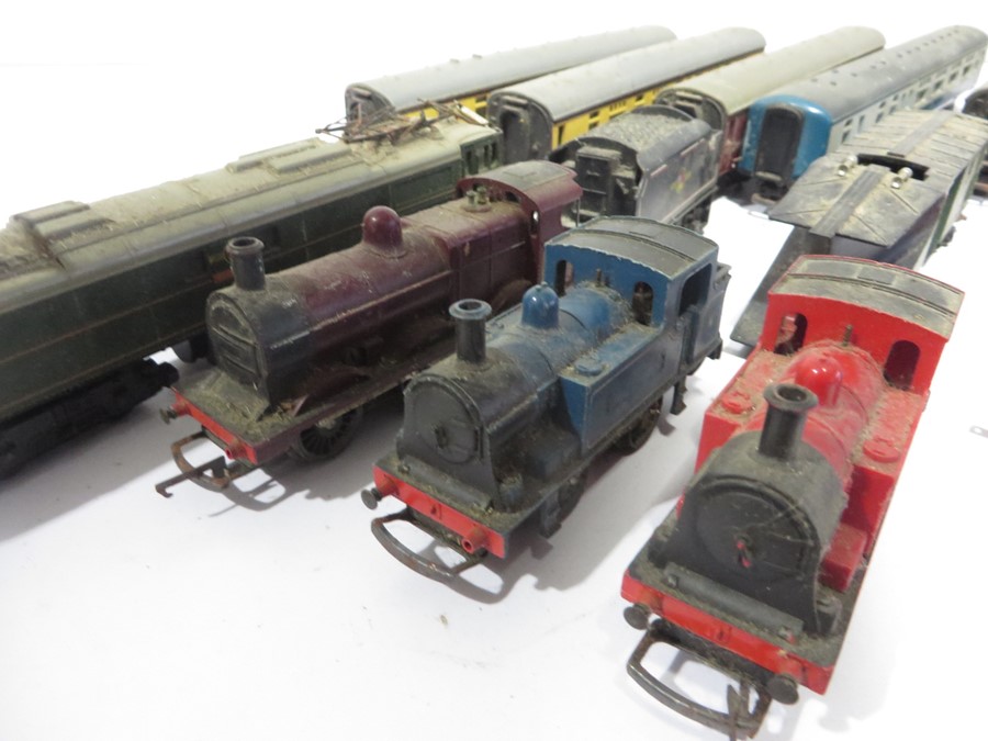 A quantity of Tri-Ang locomotives, carriages etc along with a quantity of various track - Image 2 of 10