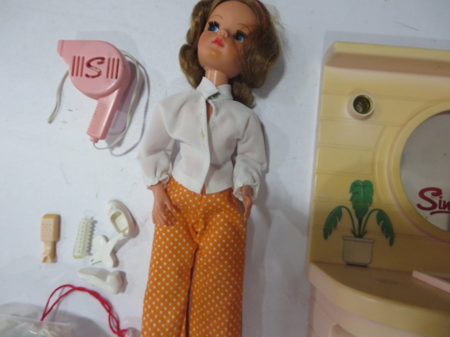 A vintage Sindy doll and vanity unit A/F - Image 5 of 8