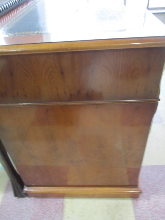 A yew wood kneehole desk - Image 4 of 6