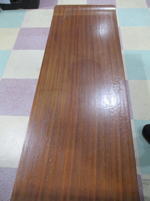 A mid century coffee table with raised ends - Image 4 of 4