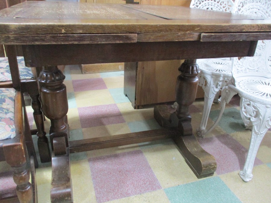 An oak drawleaf table and four chairs - Image 2 of 6