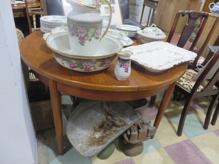 A round mid century extending table