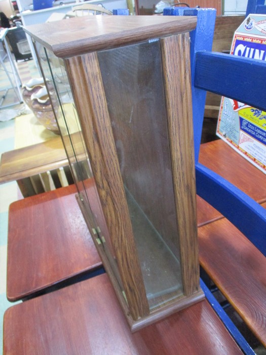 A small glass fronted display cabinet with three shelves - Image 2 of 3