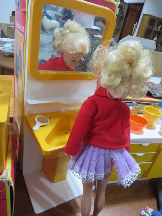 A vintage Sindy doll and collection of mainly boxed furniture including hair dryer, rocker, bed, - Image 18 of 18