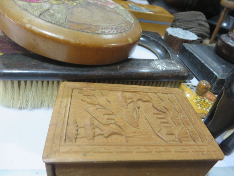 A box of wooden ware items to include carved animal figures, hand painted Russian box etc - Image 14 of 14