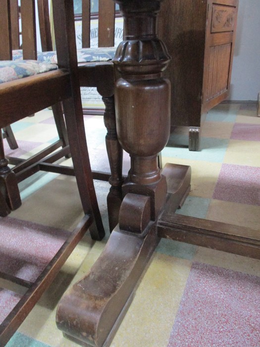 An oak drawleaf table and four chairs - Image 3 of 6