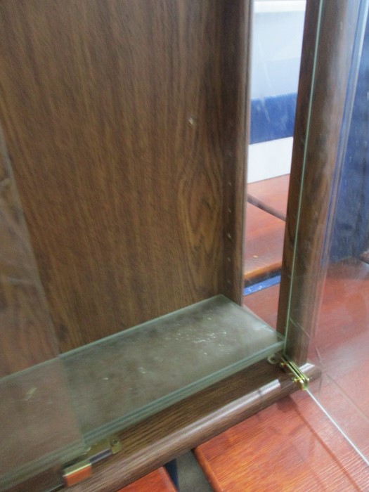 A small glass fronted display cabinet with three shelves - Image 3 of 3