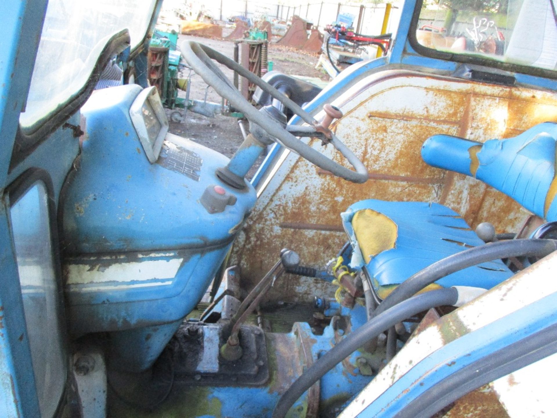 Ford 4000 tractor c/w loader - Image 3 of 5