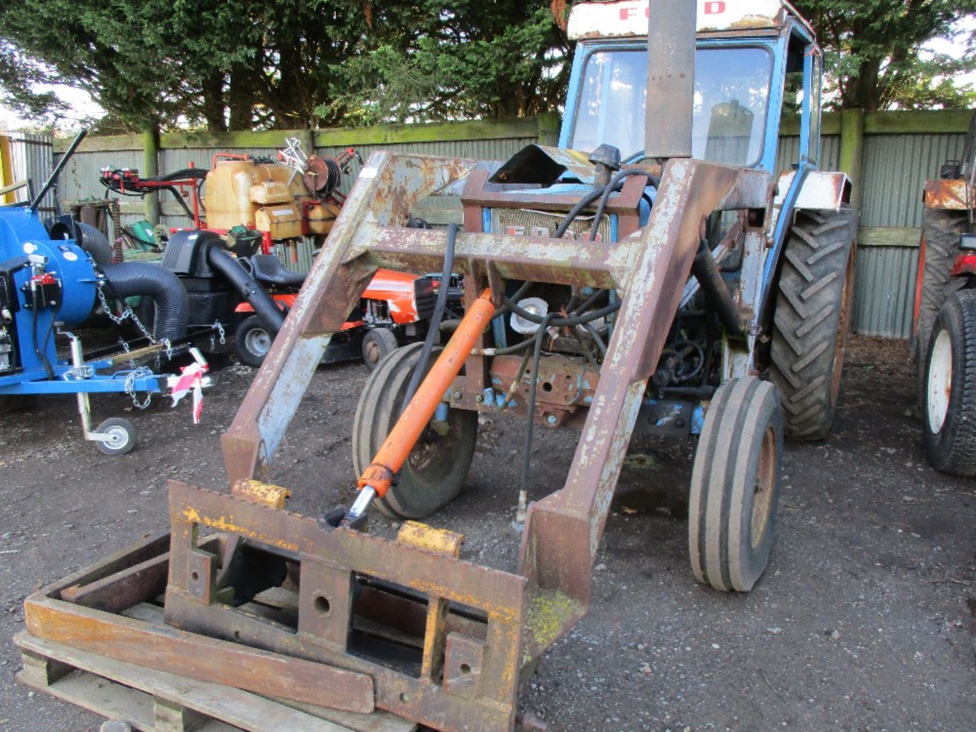 Ford 4000 tractor c/w loader - Image 2 of 5