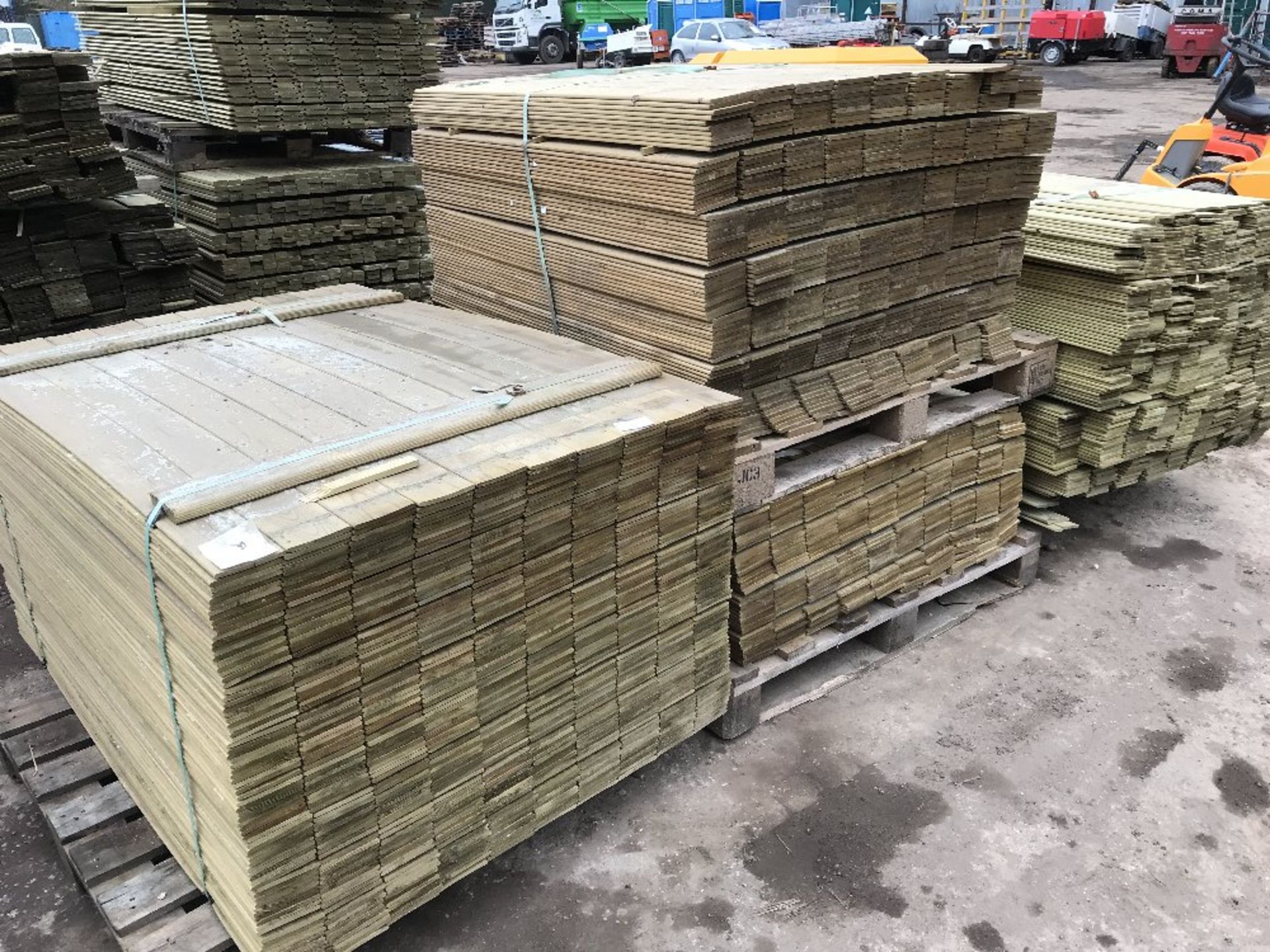 4NO PALLETS OF PREPARED ROUND EDGED FENCING SLATS 1.45M, 1.15M AND 1.75M LENGTH APPROX 95MM WIDTH