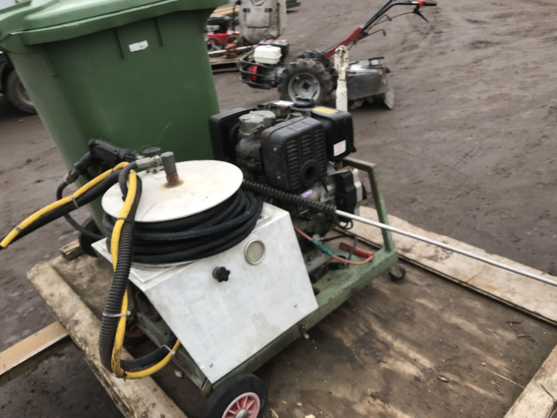 HONDA ENGINED BRENDON DIESEL POWER WASHER C/W HOSE, LANCE AND RESERVOIR TANK. WHEN TESTED WAS SEEN - Image 2 of 5