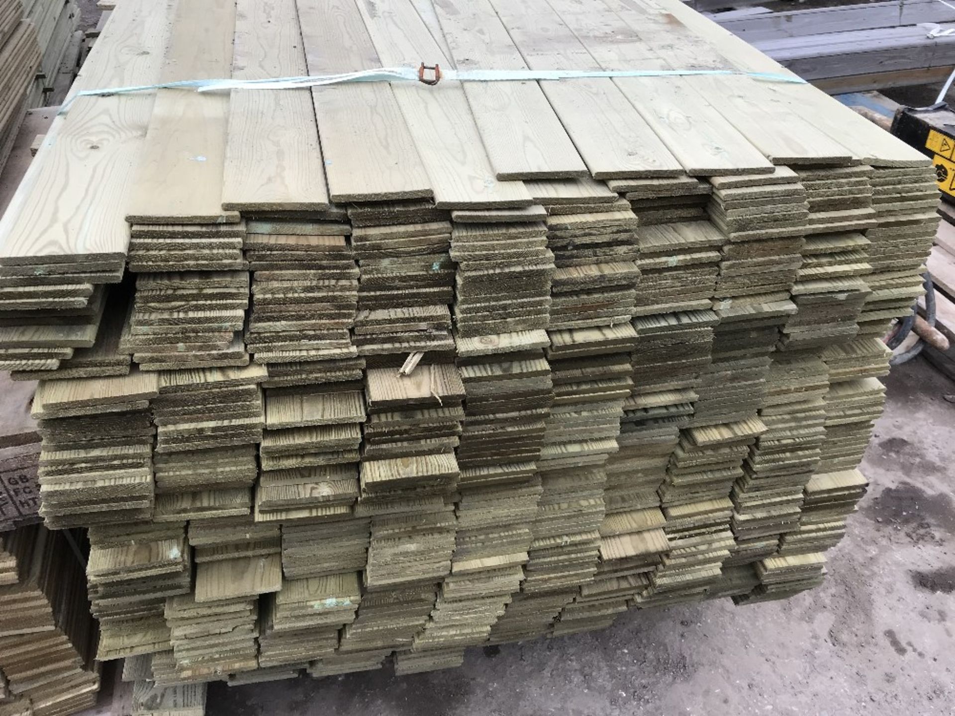 4NO PALLETS OF PREPARED ROUND EDGED FENCING SLATS 1.45M, 1.15M AND 1.75M LENGTH APPROX 95MM WIDTH - Image 4 of 6