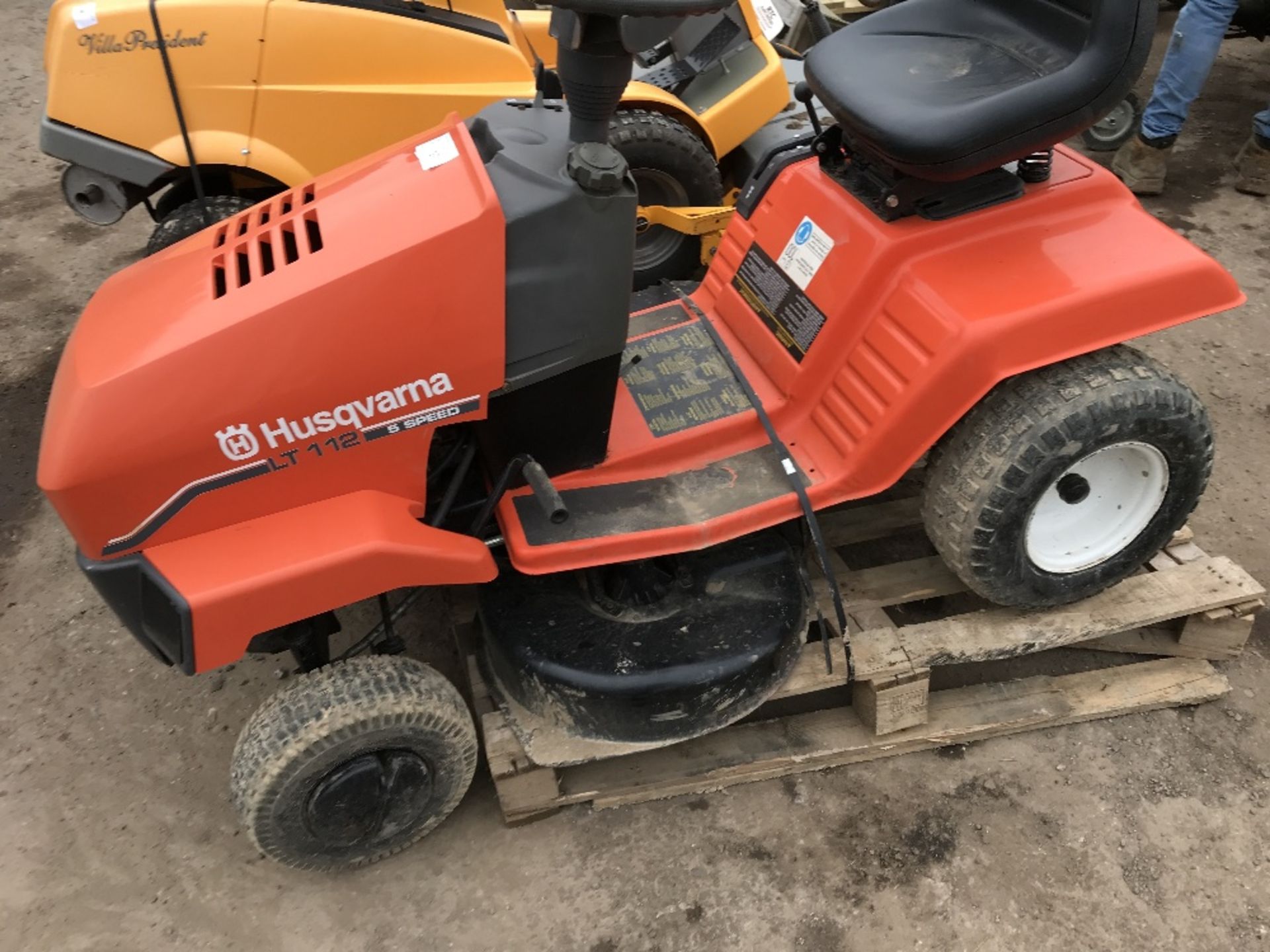 HUSQVARNA LT112 5 SPEED RIDE ON MOWER...WHEN TESTED WAS SEEN TO DRIVE AND CUT NO VAT ON HAMMER