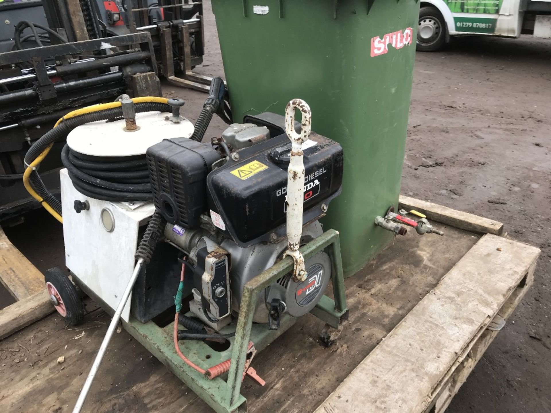 HONDA ENGINED BRENDON DIESEL POWER WASHER C/W HOSE, LANCE AND RESERVOIR TANK. WHEN TESTED WAS SEEN