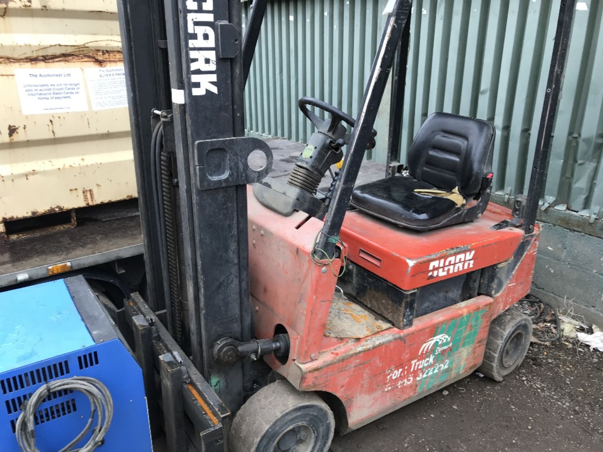 CLARK CTM12S BATTERY POWERED FORKLIFT C/W CHARGER SN:1450655GEF7102 WHEN TESTEDW AS SEEN TO DRIVE,