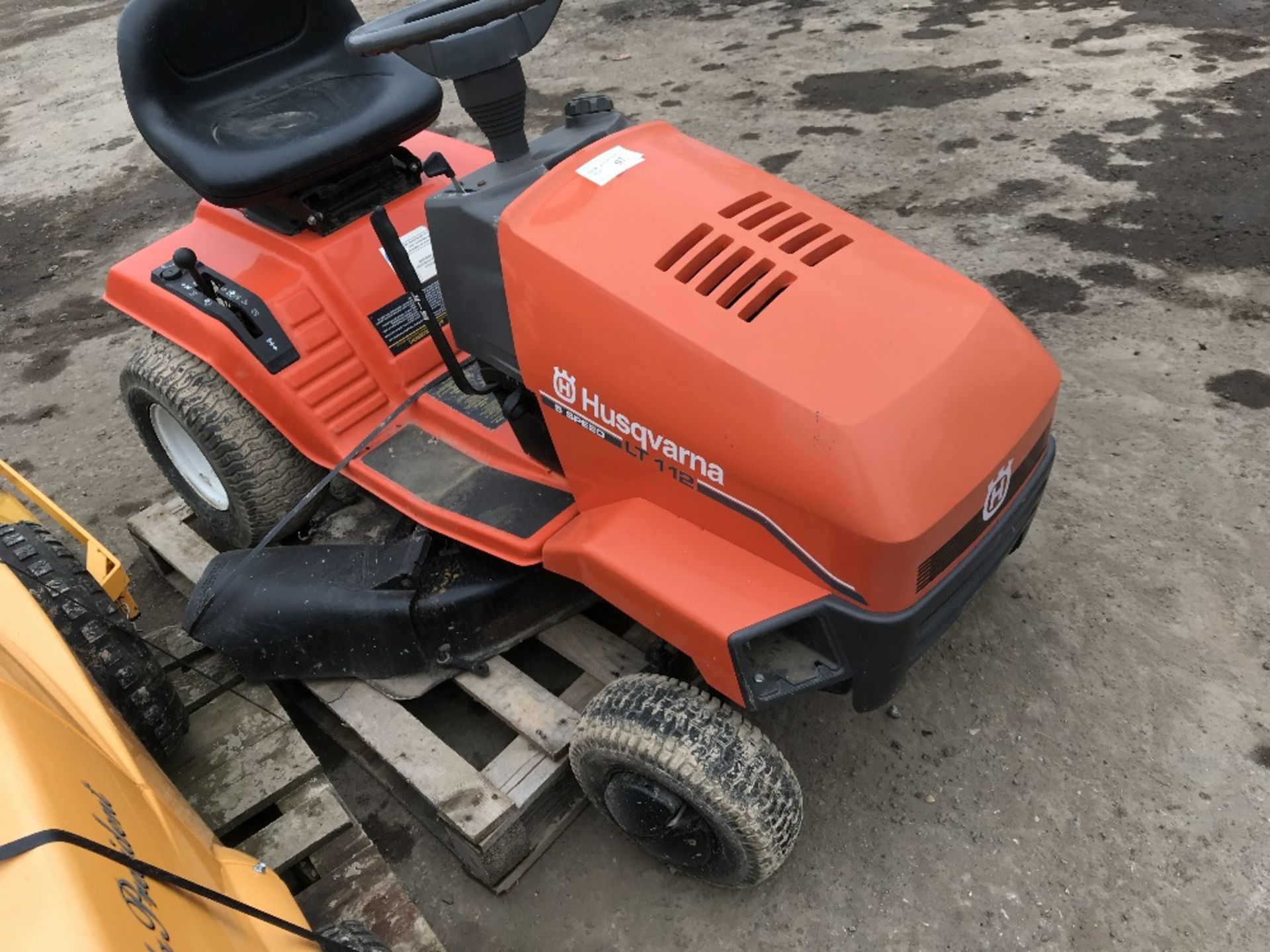 HUSQVARNA LT112 5 SPEED RIDE ON MOWER...WHEN TESTED WAS SEEN TO DRIVE AND CUT NO VAT ON HAMMER - Image 2 of 4