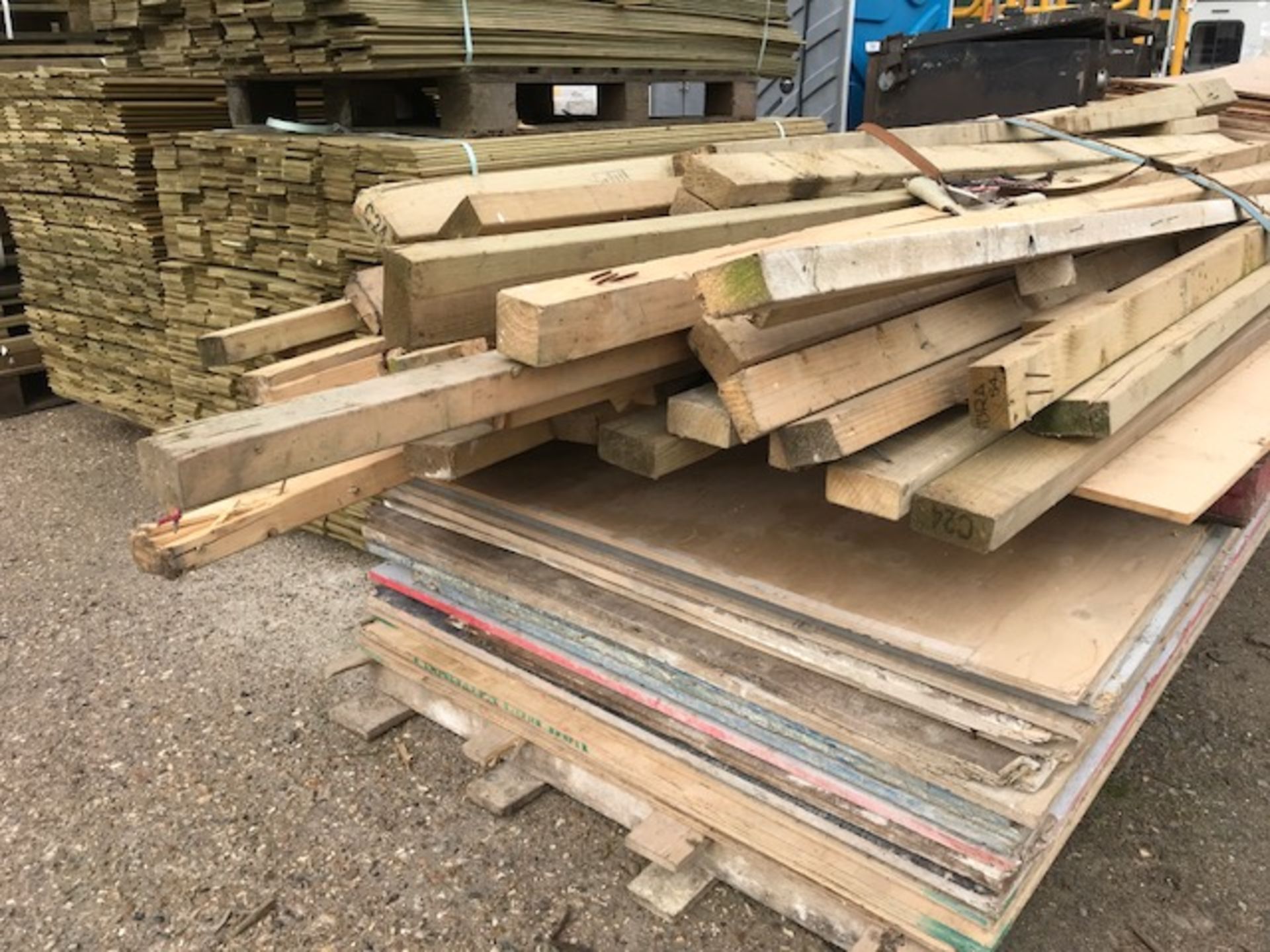APPROX 90 X ASSORTED BOARDS PLUS TIMBER - Image 2 of 5
