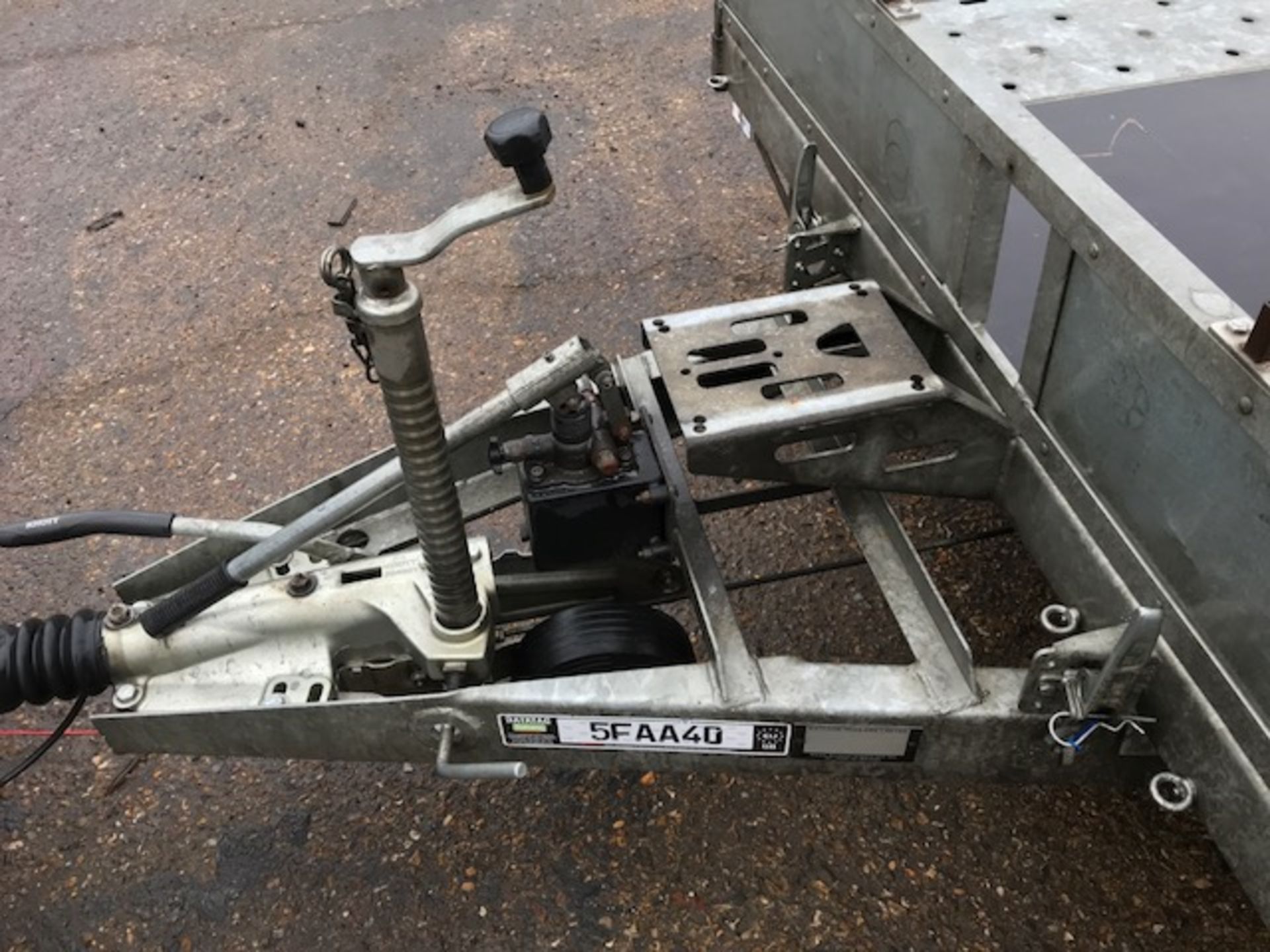 BATESON TILT BED TRIAXLED TRAILER YEAR 2015. OWNED FROM NEW. DATA TAGGED. 20FT X 7FT BED SIZE. - Image 4 of 14