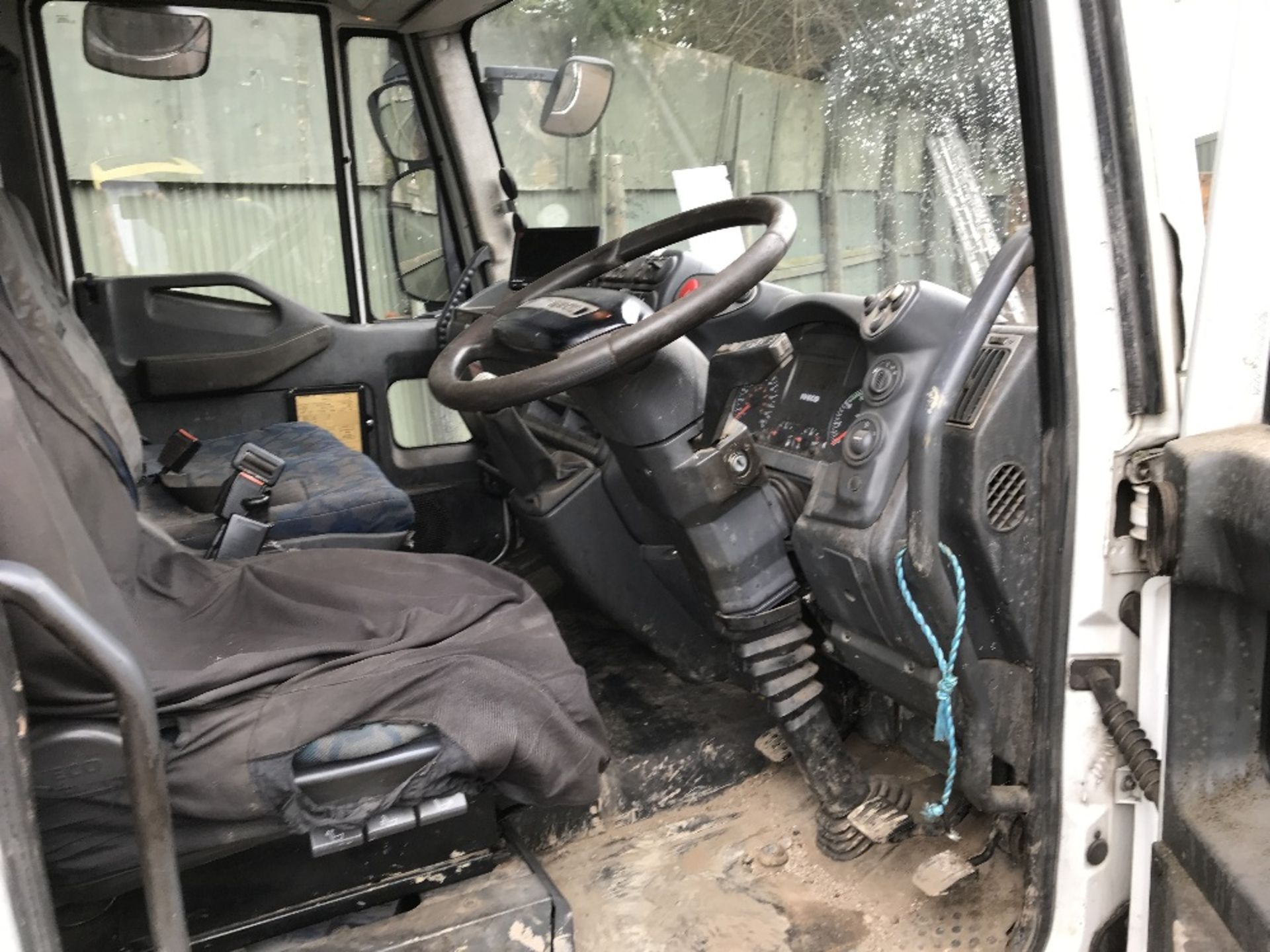 IVECO CARGO TIPPER IVECO EURO CARGO 7500KG RATED TIPPER, WHITE WITH GREY BODY. REG:LK08 LFF - Image 6 of 9