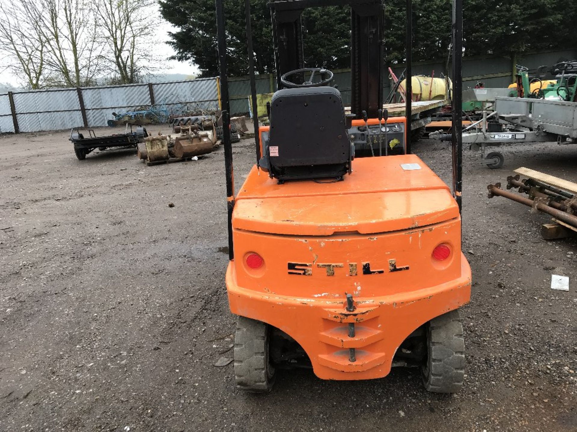 STILL BATTERY POWERED FORKLIFT WITH CONTAINER SPEC MAST C/W CHARGER - Image 5 of 7