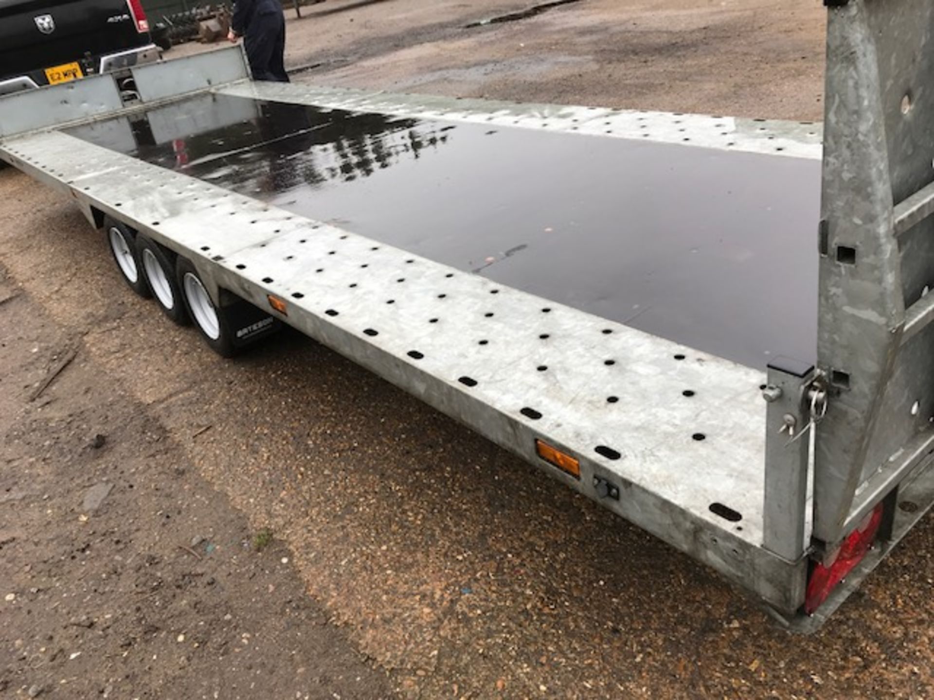 BATESON TILT BED TRIAXLED TRAILER YEAR 2015. OWNED FROM NEW. DATA TAGGED. 20FT X 7FT BED SIZE. - Image 8 of 14