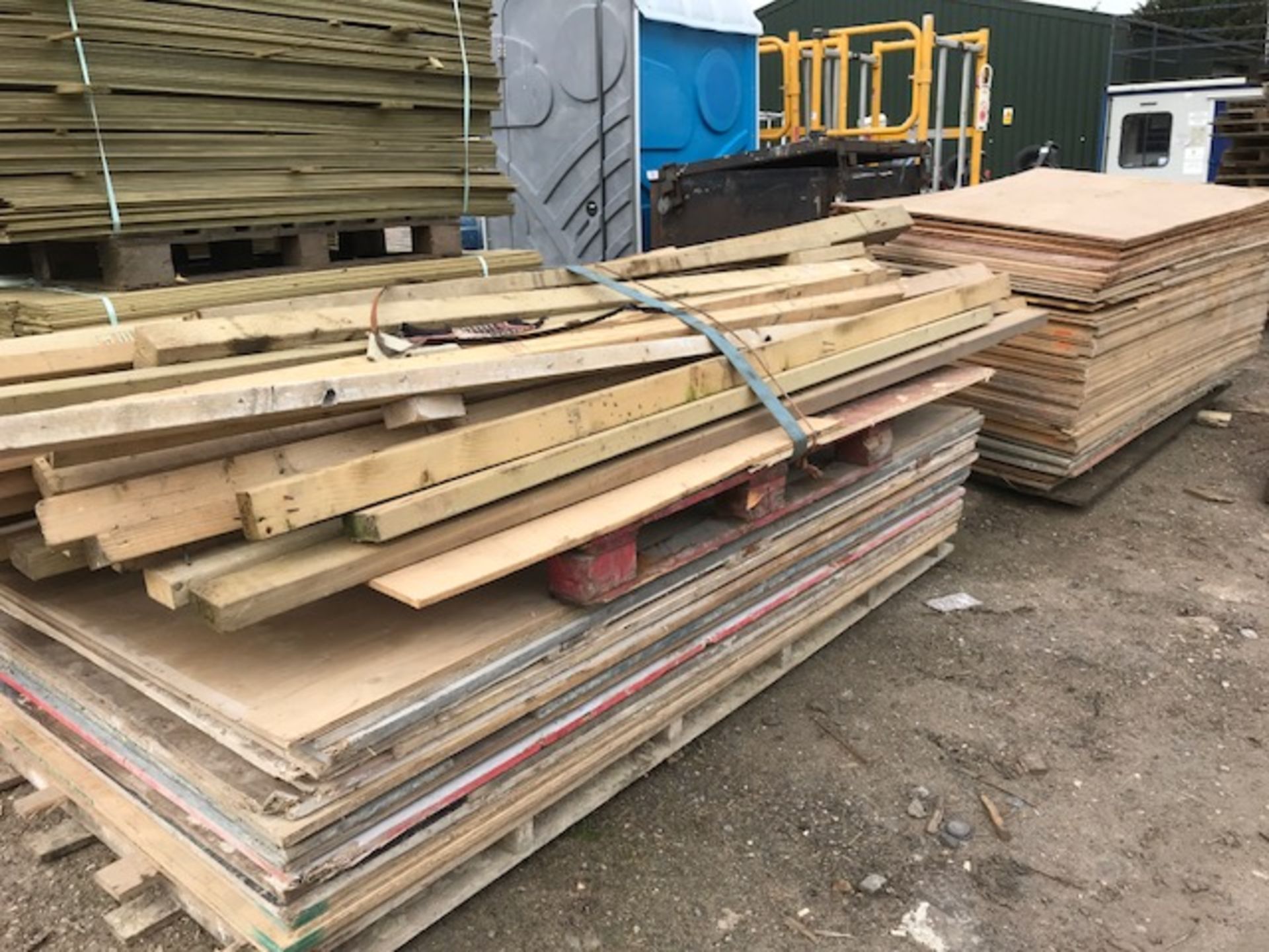 APPROX 90 X ASSORTED BOARDS PLUS TIMBER