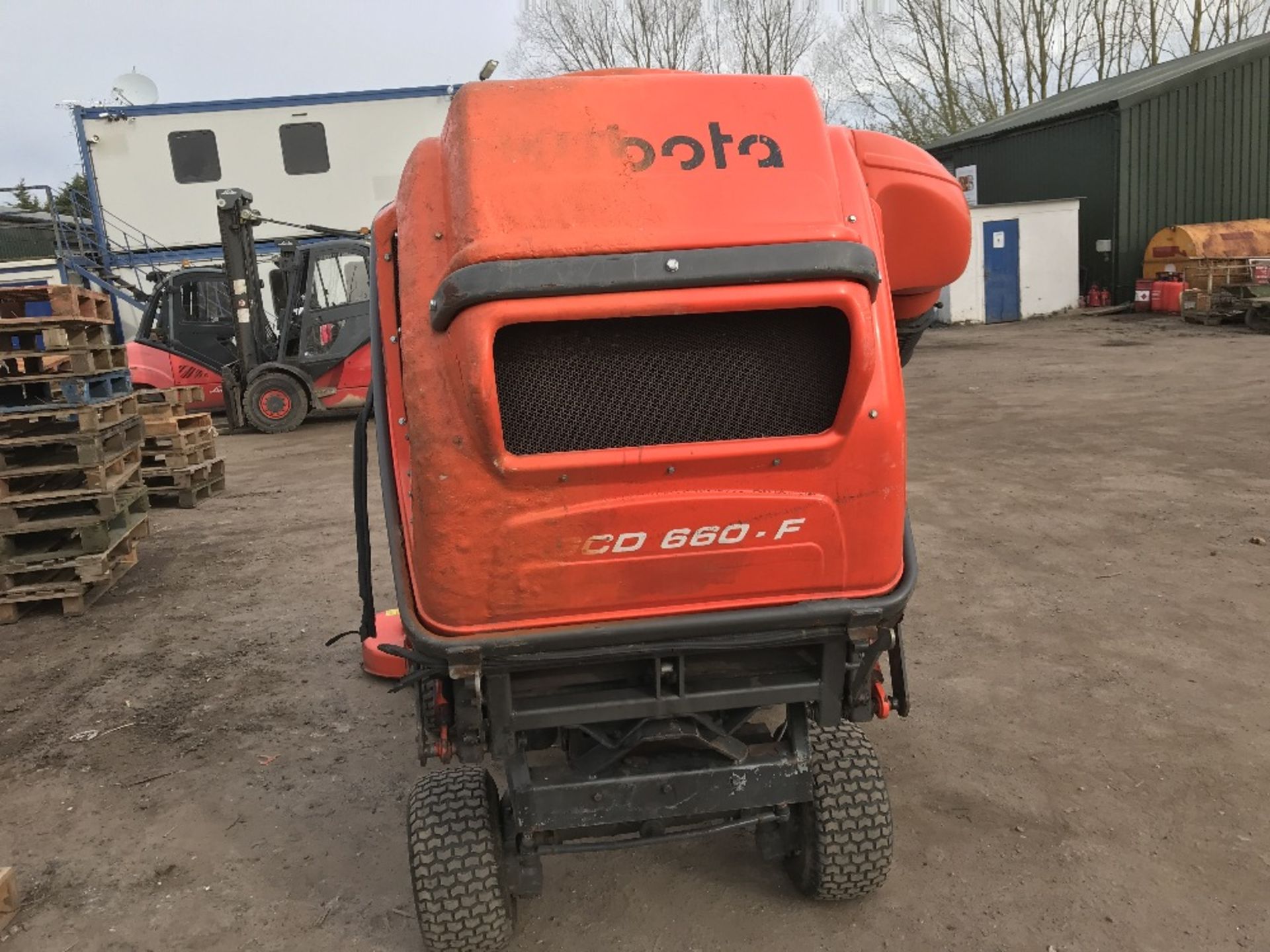 KUBOTA F3060 OUTFRONT MOWER C/W HIGH TIP COLLECTOR YEAR 2003 1613 REC HRS SN;62457 ... SEE VIDEO - Image 3 of 7