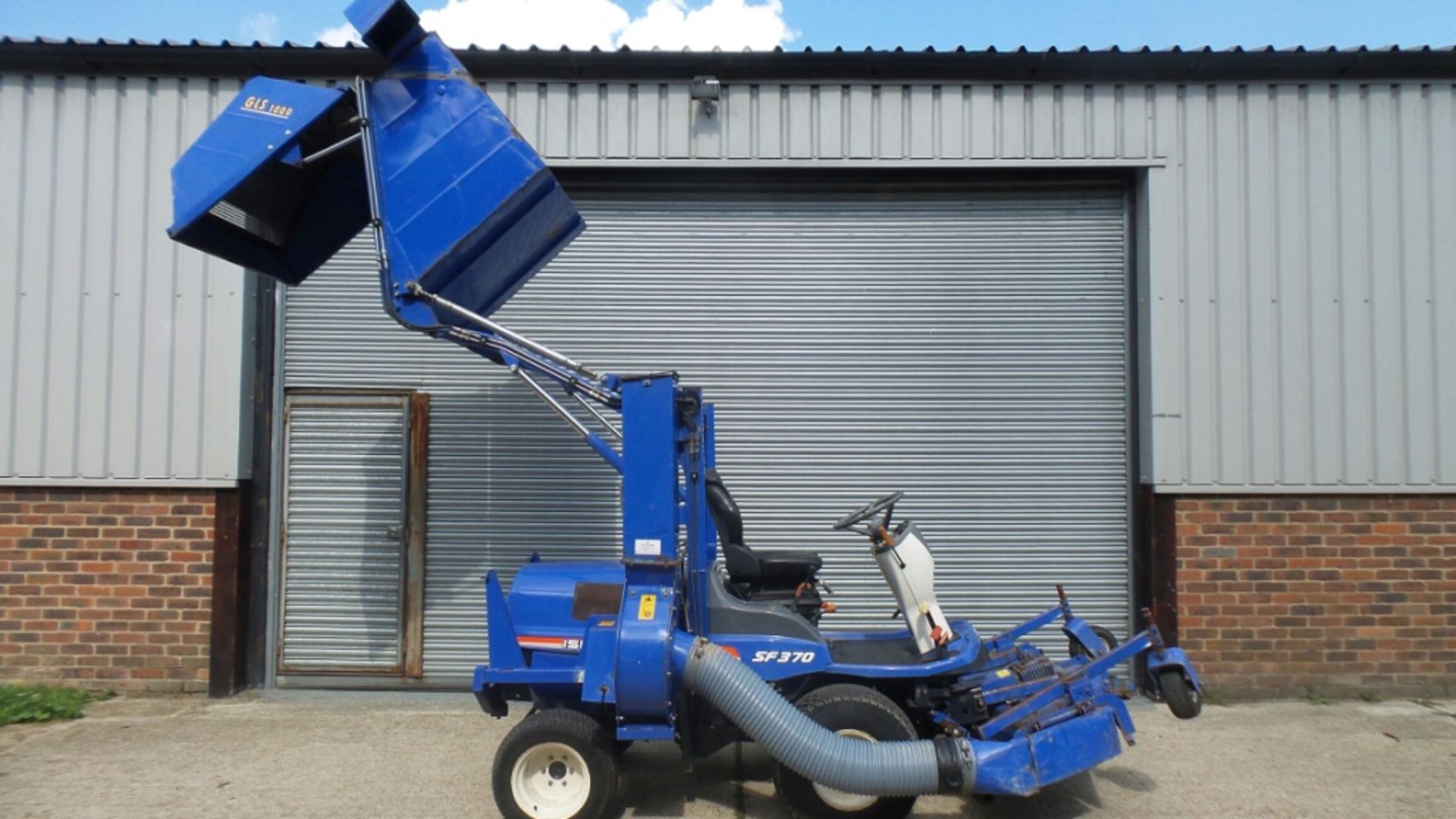 ISEKI SF37 OUT FRONT MOWER WITH COLLECTOR