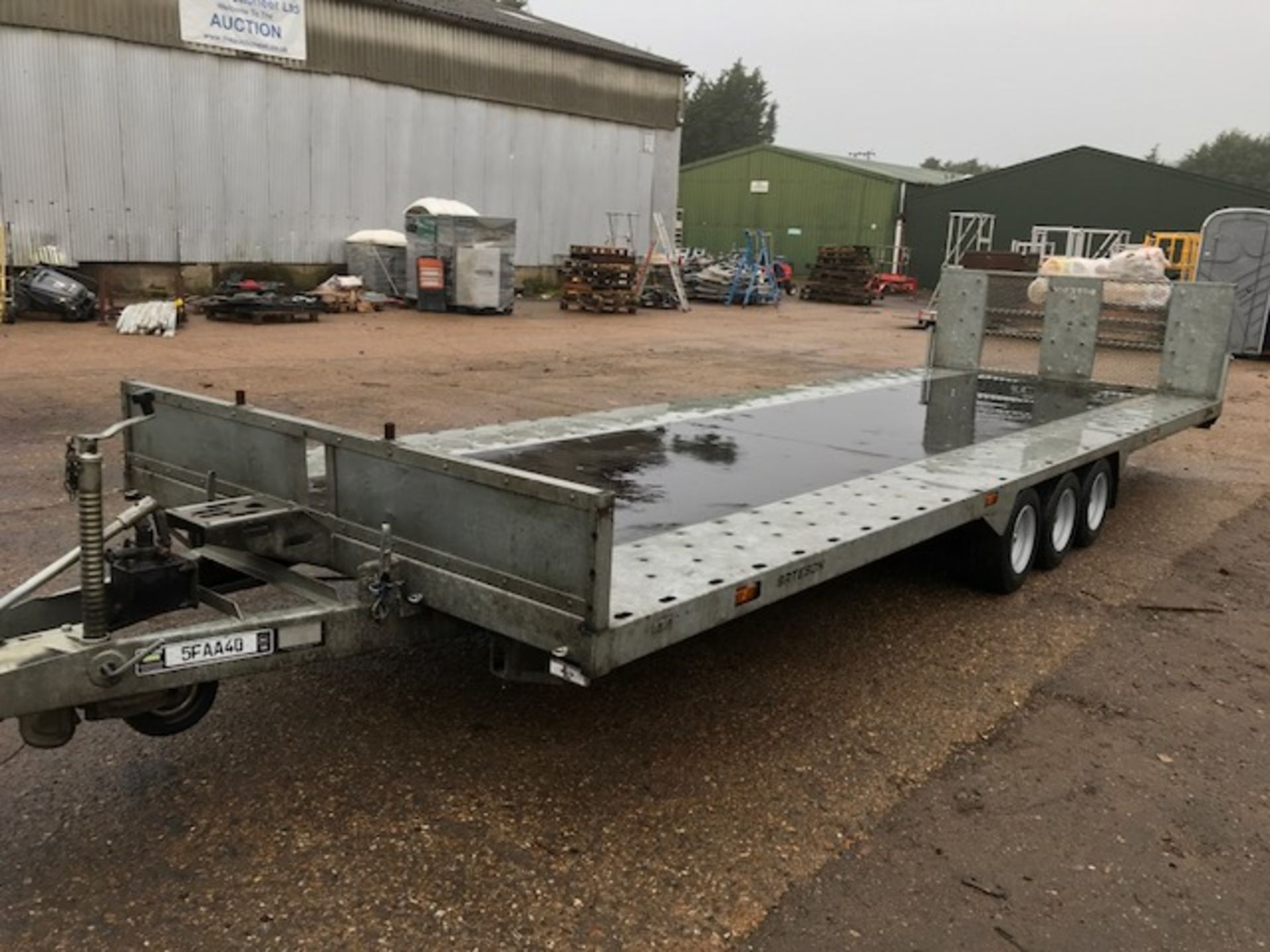 BATESON TILT BED TRIAXLED TRAILER YEAR 2015. OWNED FROM NEW. DATA TAGGED. 20FT X 7FT BED SIZE.