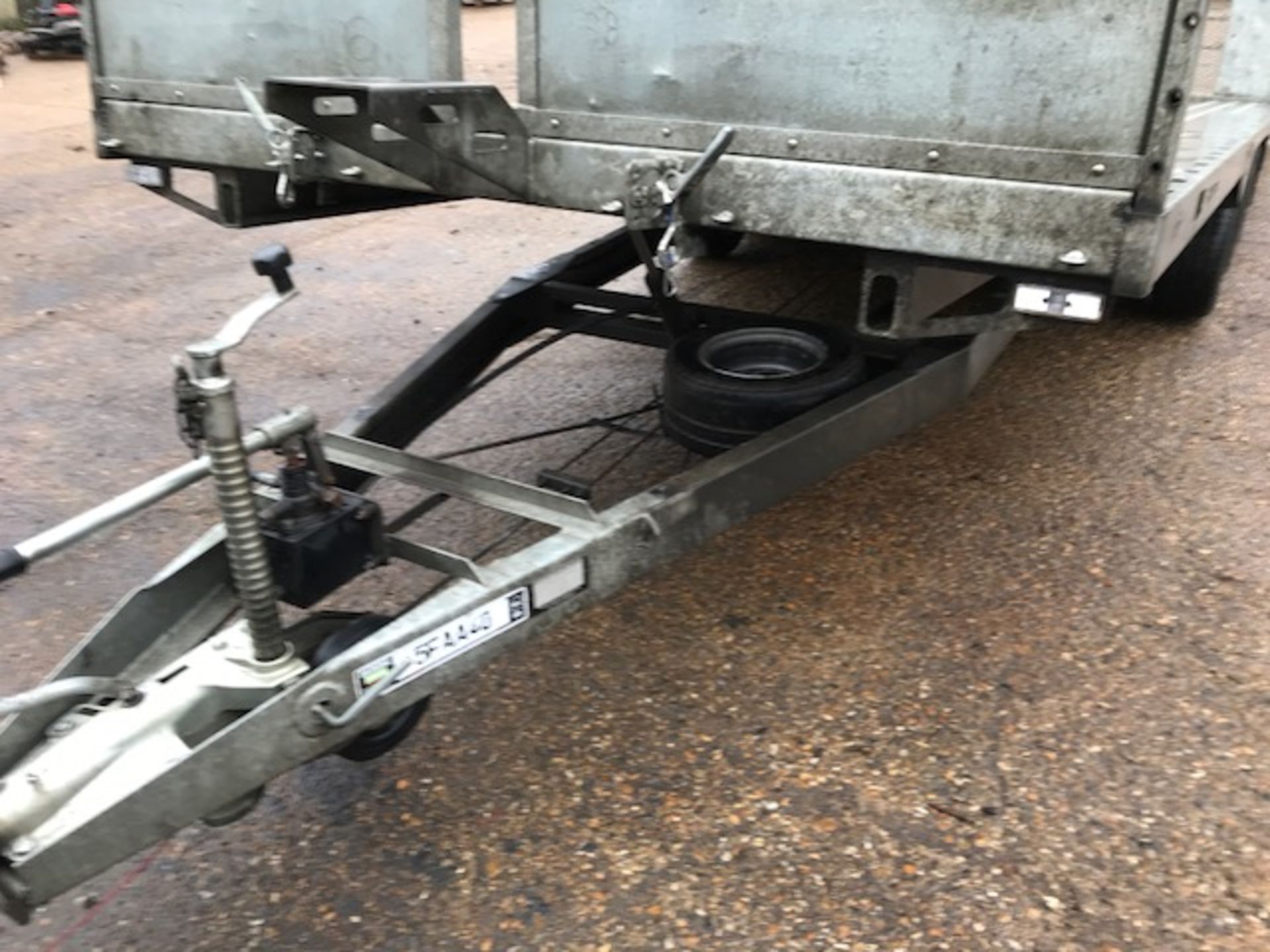 BATESON TILT BED TRIAXLED TRAILER YEAR 2015. OWNED FROM NEW. DATA TAGGED. 20FT X 7FT BED SIZE. - Image 9 of 14