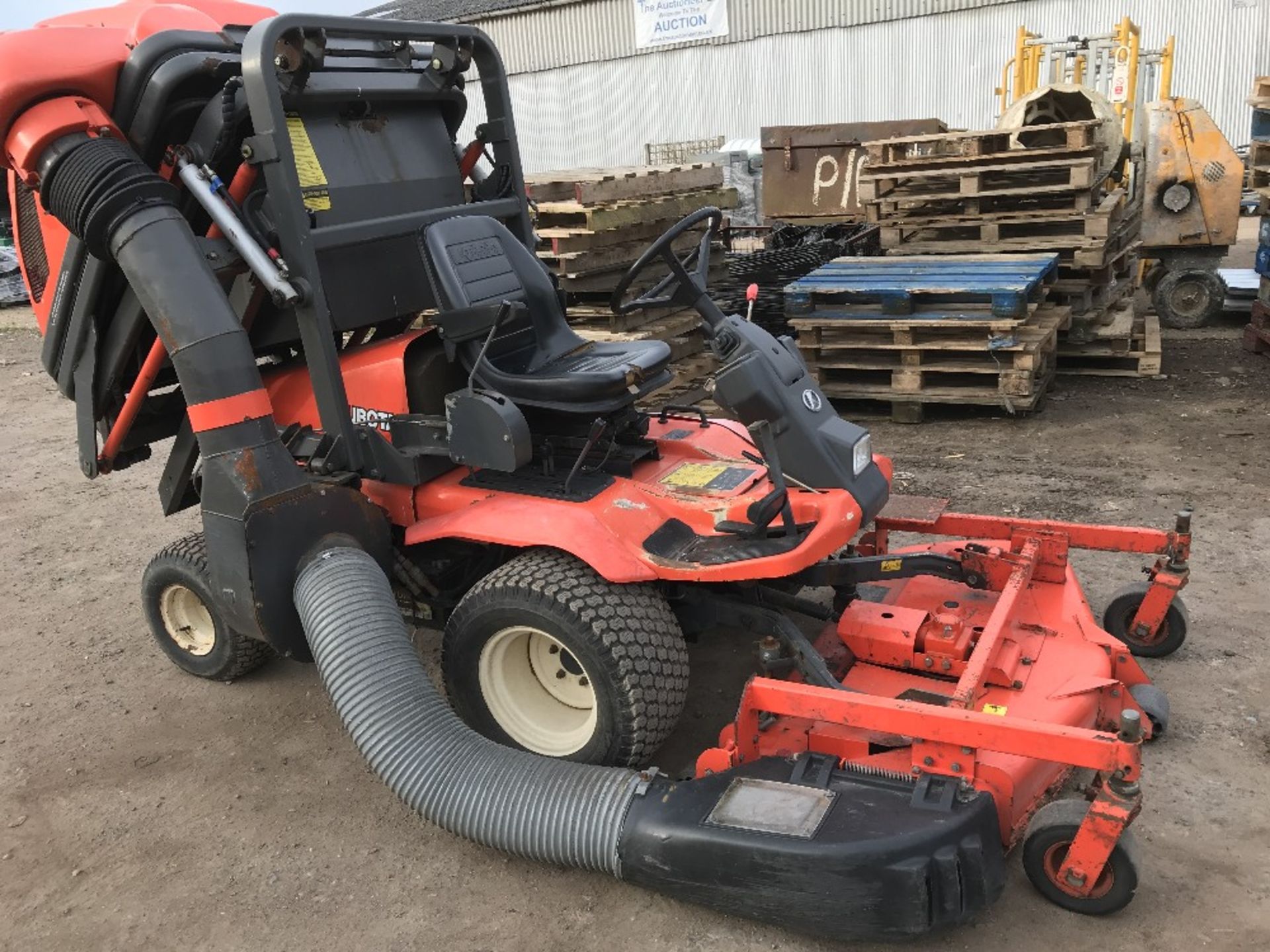 KUBOTA F3060 OUTFRONT MOWER C/W HIGH TIP COLLECTOR YEAR 2003 1613 REC HRS SN;62457 ... SEE VIDEO