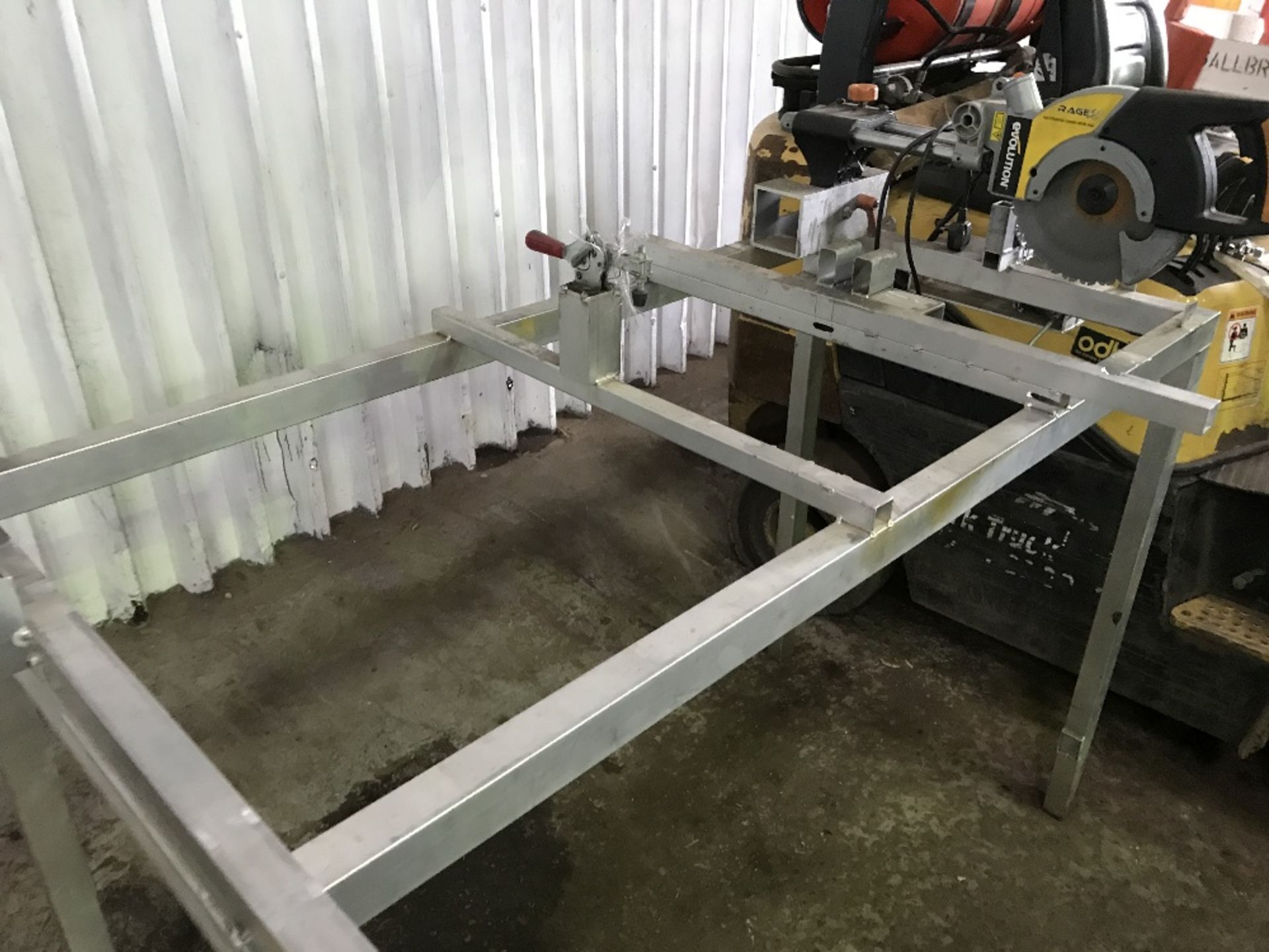 SLIDING SAW ON BENCH